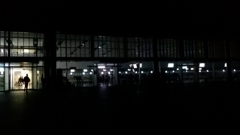 Извънредно! Летище Варна потъна в мрак (СНИМКИ)