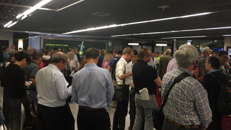Стотици пътници все още са блокирани на летището във Франкфурт, сред тях има и българи
