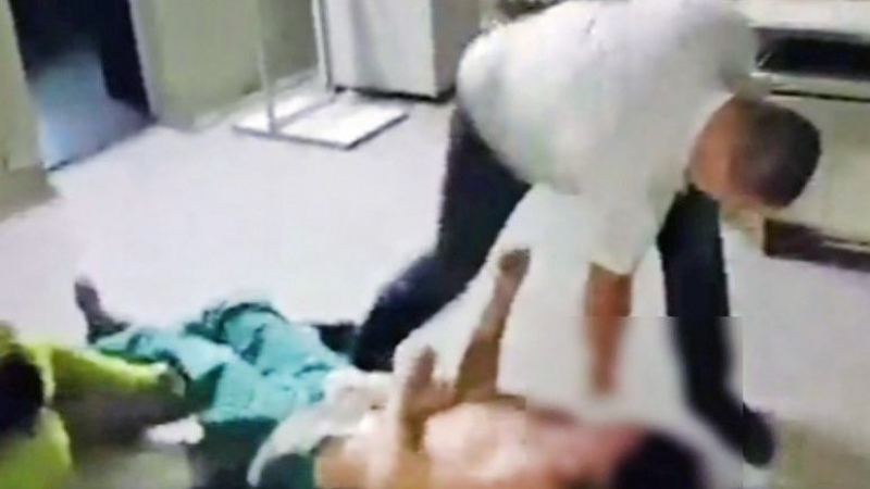 Мъж преби брутално лекар в руска болница (ВИДЕО 18+)