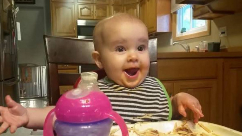 Това очарователно бебе се смее като зъл гений (ВИДЕО)