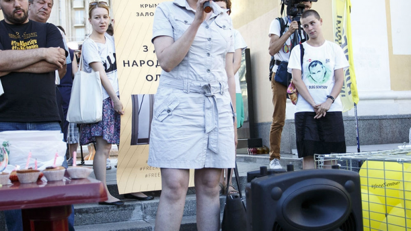 Небръснатите "мъжки" крака и смелото деколте на Надежда Савченко шокираха украинците (СНИМКИ)
