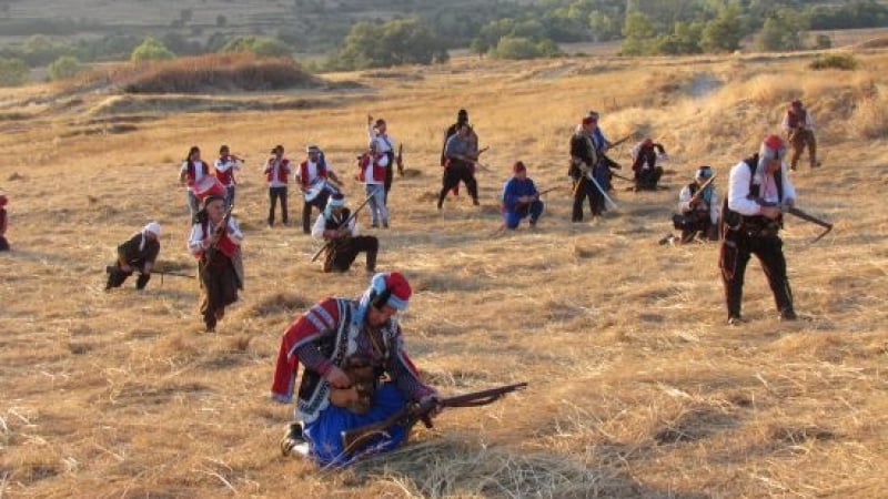 Традициите оживяха в Хисар: Хиляди с народни носии показаха как се пази и почита българщината (СНИМКИ)