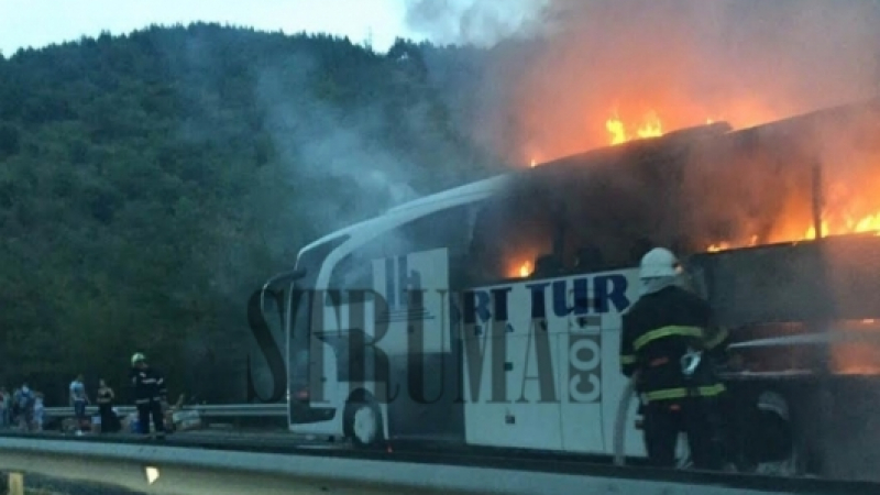 Огнен ад край Симитли! Автобус пламна в движение, пътниците изскачат панически (СНИМКИ)