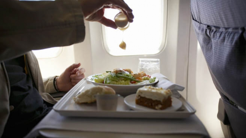 5 вида храни, които не трябва да ядете на самолет