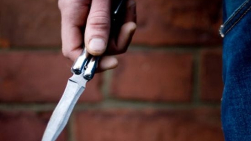Пандизчия в отпуск нападна 17-годишна с нож заради 2 лева 
