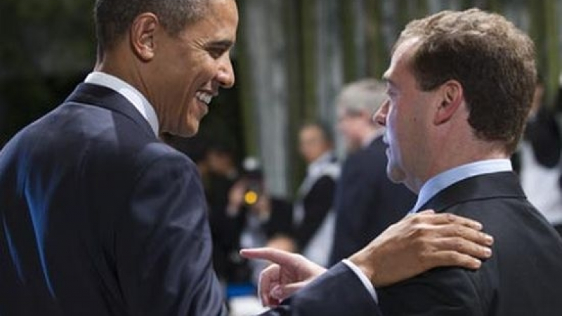 Обама и Медведев разговаряха "на крак" в Лаос