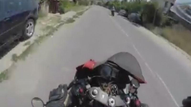 Мотористи си спретнаха опасна гонка по пътя Симитли-Банско, изкараха акъла на шофьорите (ВИДЕО)