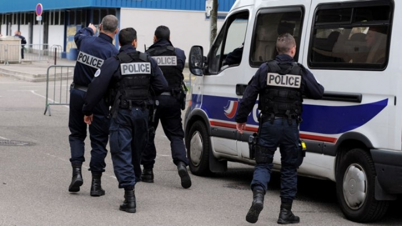 Издирвана от френската полиция жена, във връзка с инцидент в Париж, е била простреляна и задържана