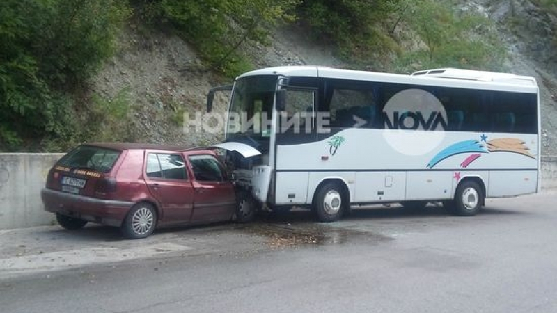 Втори тежък сблъсък: Кола се удари челно в автобус край Кокаляне (СНИМКИ)