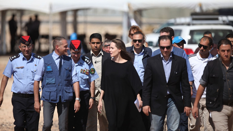 Анджелина Джоли посети бежански лагер в Йордания (СНИМКИ)