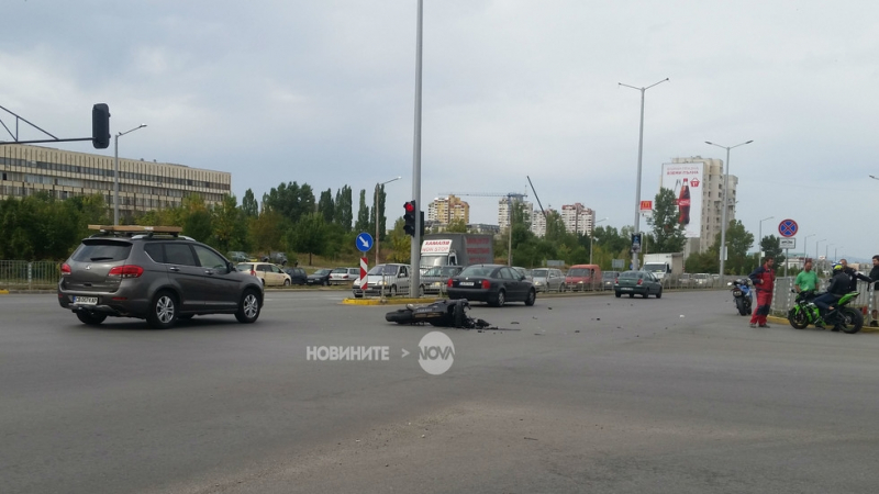 Кола отнесе моторист без книжка в София (СНИМКА)