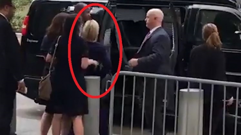 Хилари Клинтън колабира в ръцете на агентите от „Сикрет сървиз” (СНИМКИ)