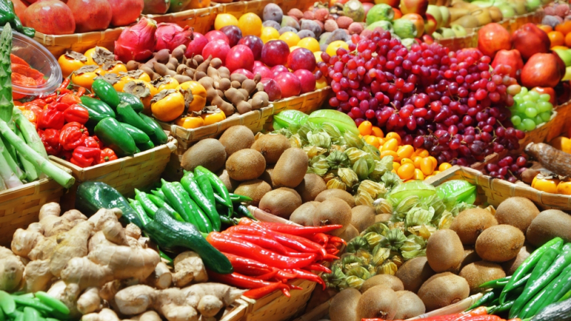 Учен алармира: Лъжат ни, че вносни зеленчуци са български
