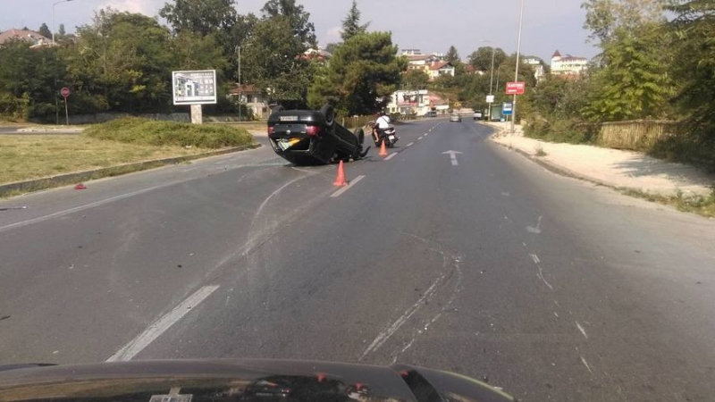 Моторист и кола в зверска катастрофа на "Траката" във Варна (СНИМКИ)