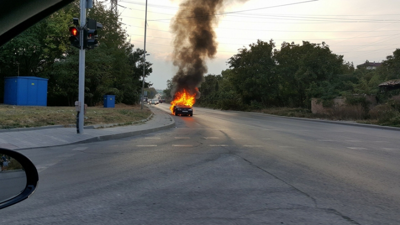 Кола пламна в движение във Варна, изгоря като факла