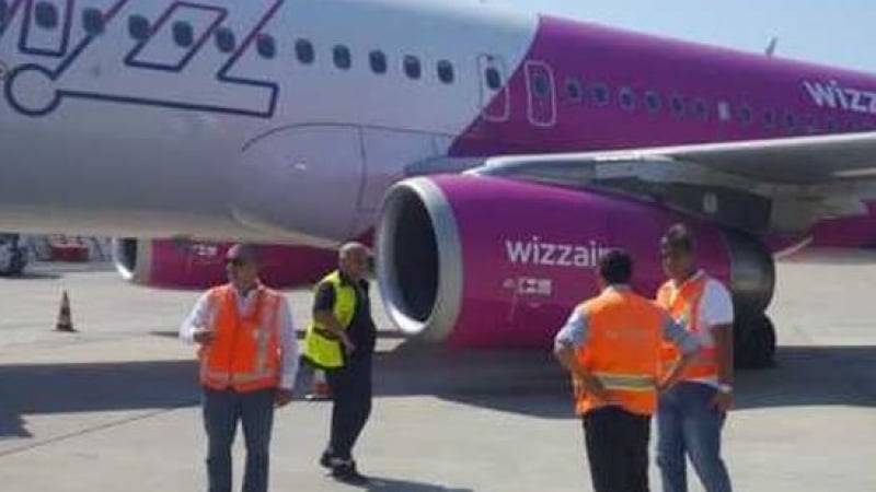 Паника на летището в Бургас! Нещо става с един от самолетите (СНИМКИ)