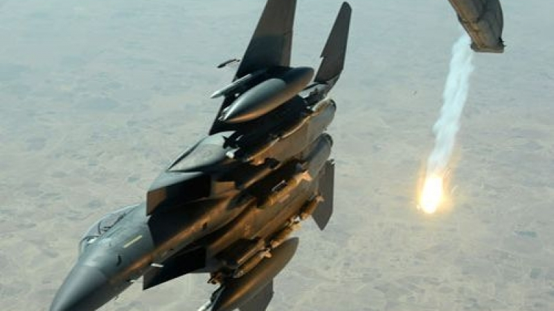 Извънредно за войната! Самолети на водената от САЩ коалиция удариха позиции на ВС на Сирия