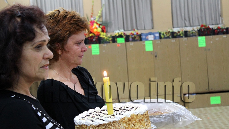 Сълзи в залата за танци! Майката на загиналата Никол раздава торта за 16-ия й рожден ден 