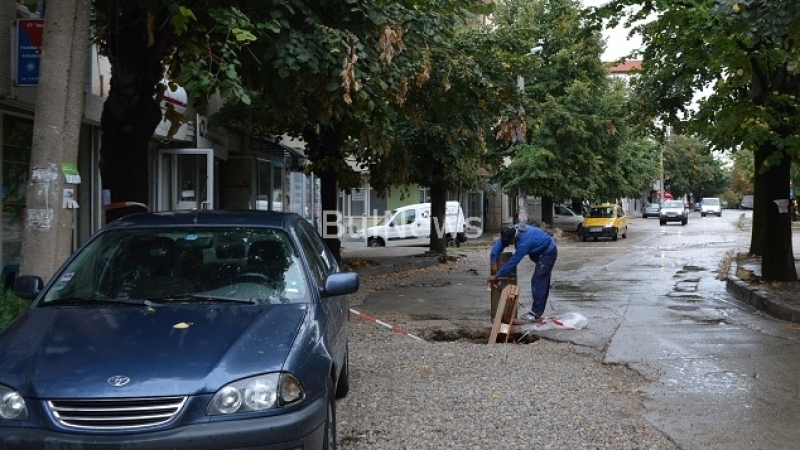 Безобразие! Кола пропадна в дупка в центъра на Враца (СНИМКИ)
