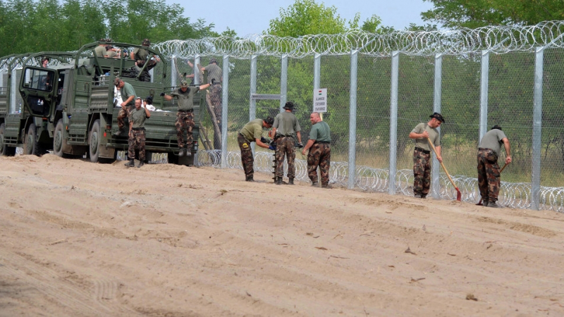 В Унгария няма лабаво! Затворници градят на три смени телената ограда срещу мигрантите