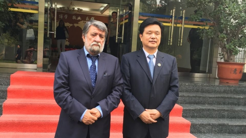 Министър Вежди Рашидов бе посрещнат с червен килим в университета в Пекин