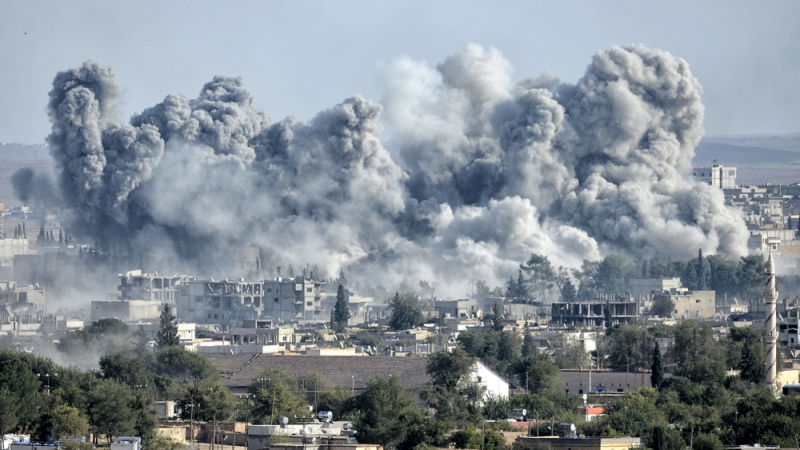 Сирийски и руски бойни самолети атакуват яростно Алепо 
