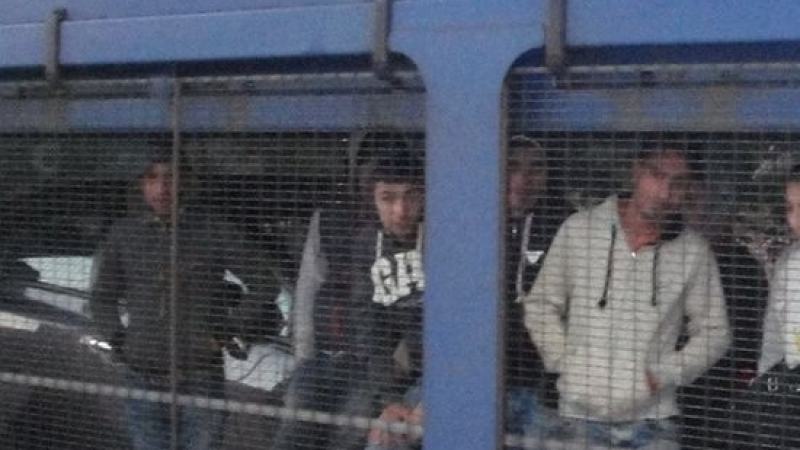 Хванаха 32-ма сирийци, скрити във влак с коли