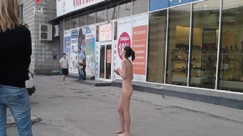 Чисто гола брюнетка излезе от банята, за да гони крадла по улиците на Санкт Петербург (СНИМКА 18+)