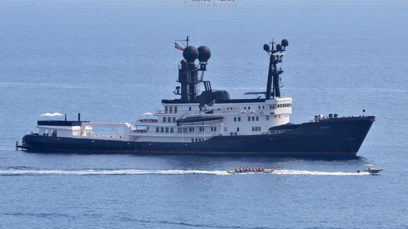 Български топ фотограф засне луксозната яхта на Марая Кери в Родос (СНИМКИ)