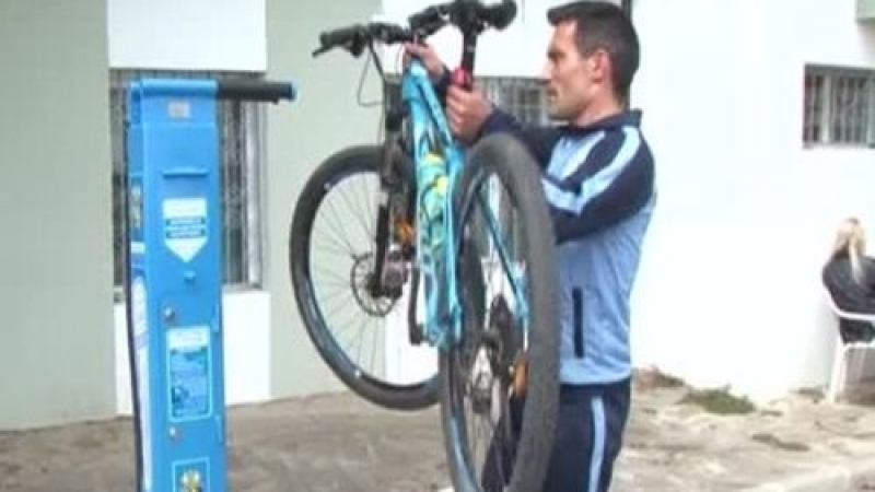 Велосервиз на самообслужване помага на колоездачите в Бургас (ВИДЕО)