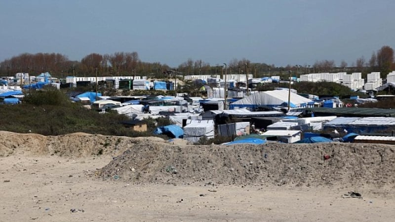 Хуманитарни работници от лагера в Кале правят секс с мигрантите