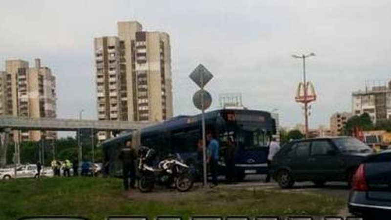 От последните минути: Автобус от градския транспорт помете кола в Бургас