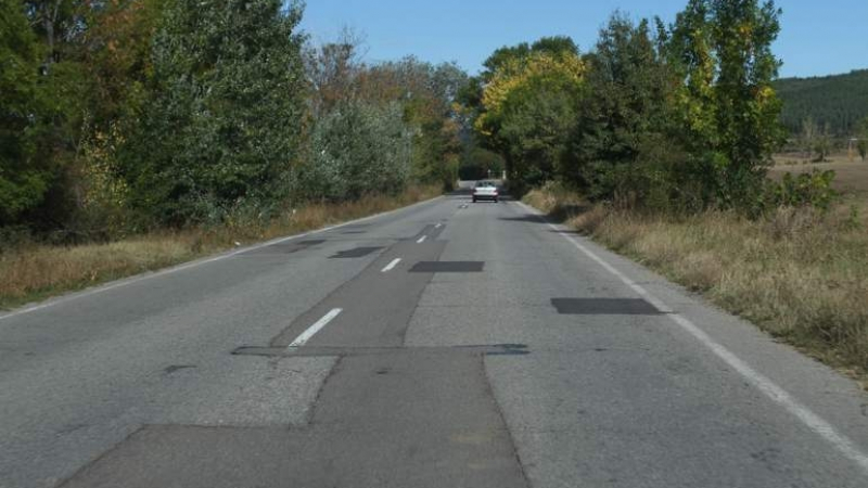 Експерти алармират: Стар асфалт оставя колите без спирачки