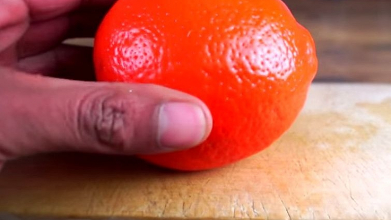 Не на думи, а на дело: Как да почистим портокал за броени секунди (ВИДЕО)