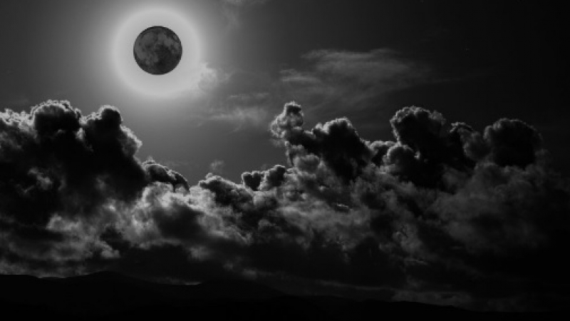 Явление и прокоби: Над Земята се спусна най-тъмната нощ от 2,5 г. насам, изгрява Черната Луна