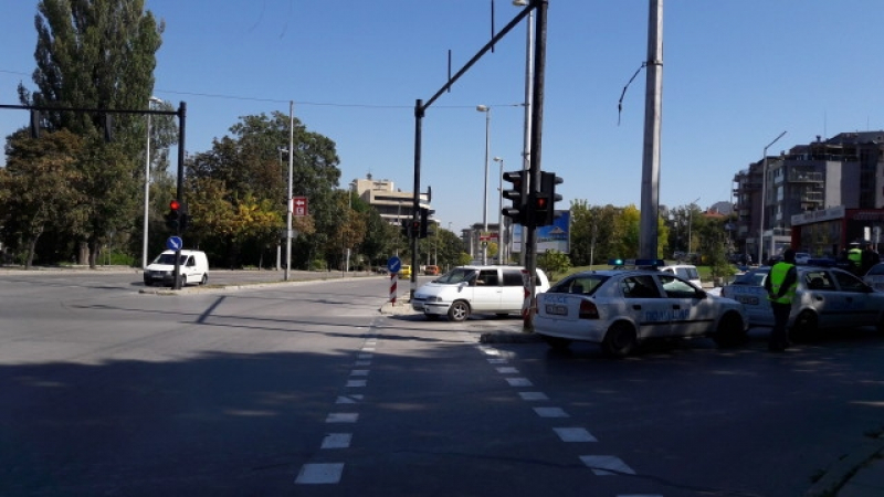 Патрулка блъсна две деца на пешеходна пътека в Шумен
