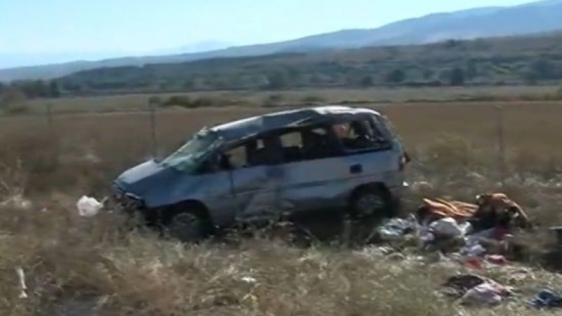 Кола с румънци изхвърча от пътя, пострадали са майка и двете й дечица (ВИДЕО)