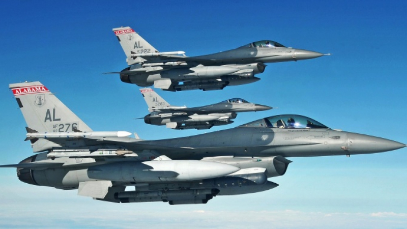 NI: Легендарният американски изтребител F-16 против китайския J-20 и руските Су-35 и ПАК ФА: Кой ще победи?
