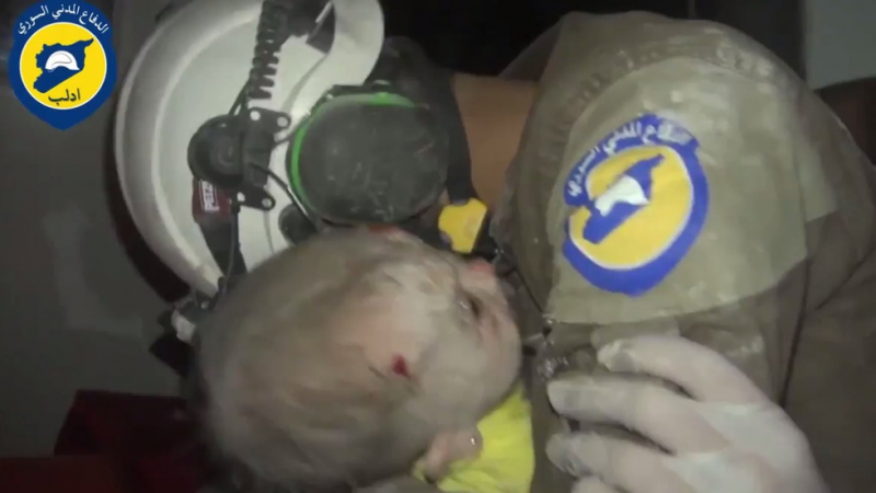 Разтърсващо ВИДЕО: Сълзите на един спасител с бебе в ръце 
