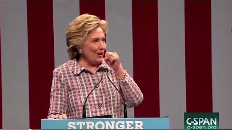 Влошава ли се здравето на Хилари? Страшна кашлица мъчи Клинтън на събитие, гард ѝ помага да слезе по стълби (ВИДЕО)