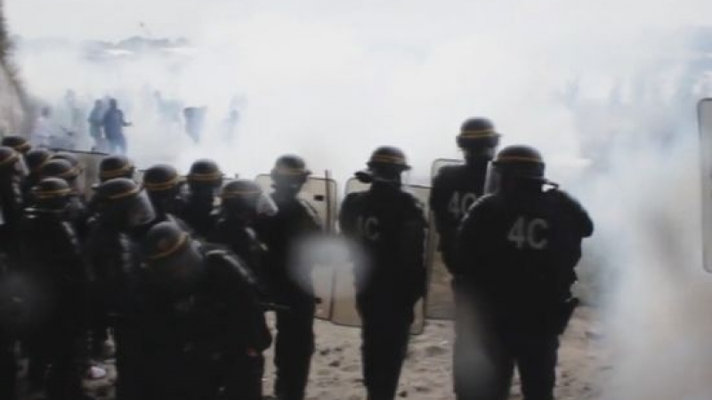 Сблъсъци с бежанци в Кале! Полицията използва водомети и сълзотворен газ, за да успокои страстите (ВИДЕО)