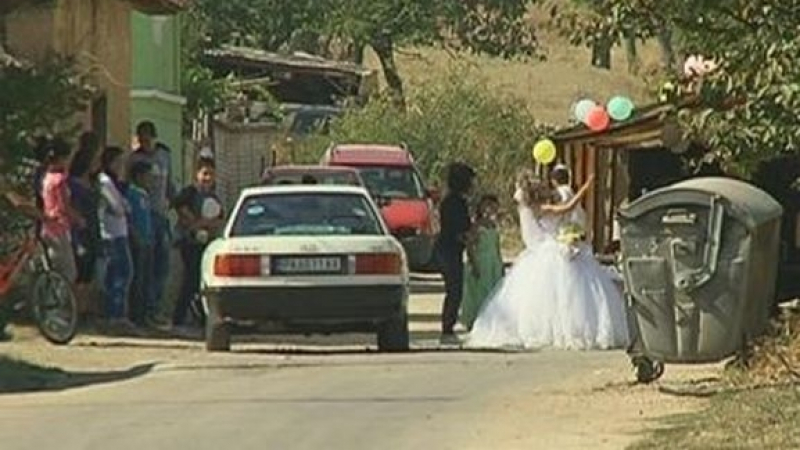 Шумна сватба в Априлци – булката на 13, младоженецът на 12