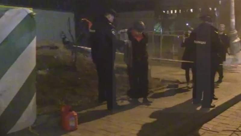 Ужас в Москва! Мъж с пищов и туба бензин нахлу в синагога в центъра на града (ВИДЕО)