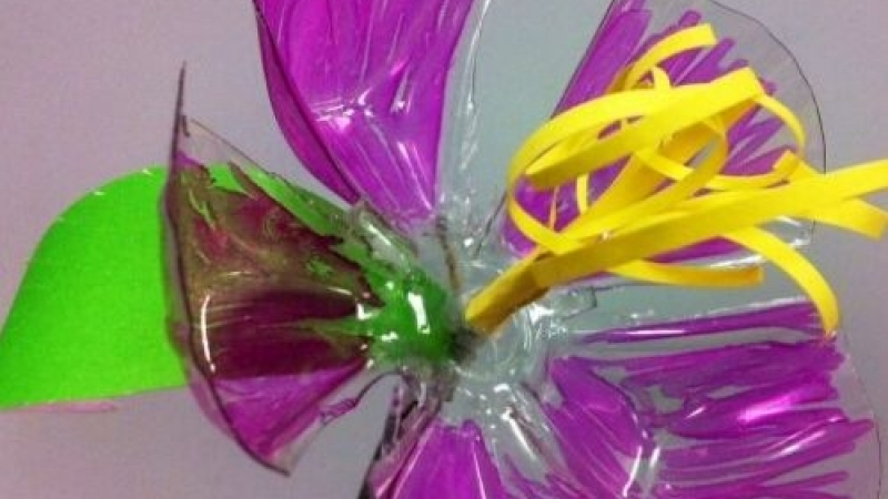 Невероятно: Пластмасови цветя цъфтят като истински