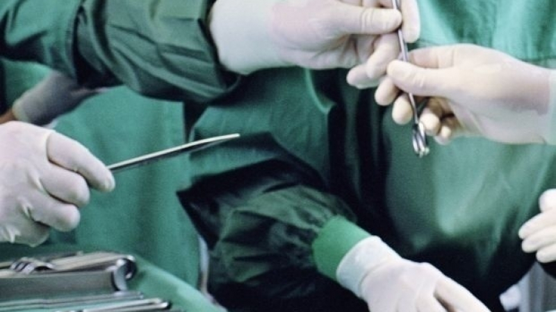 Хирург се снима на ВИДЕО (18+) как по време на операция размахва парче кожа и тлъстини на  пациентка