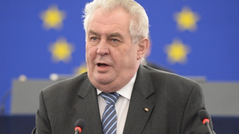 Президентът на Чехия призова мигрантите да бъдат преместени на необитаеми гръцки острови