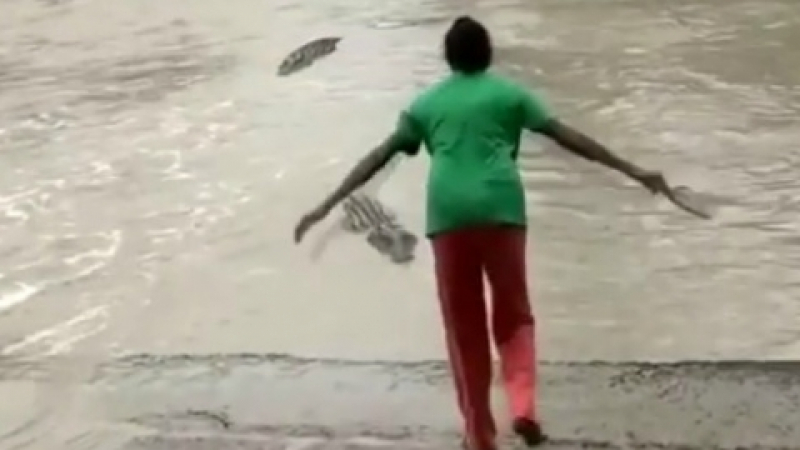 Вижте особения начин, по който жена подплаши крокодил (ВИДЕО)