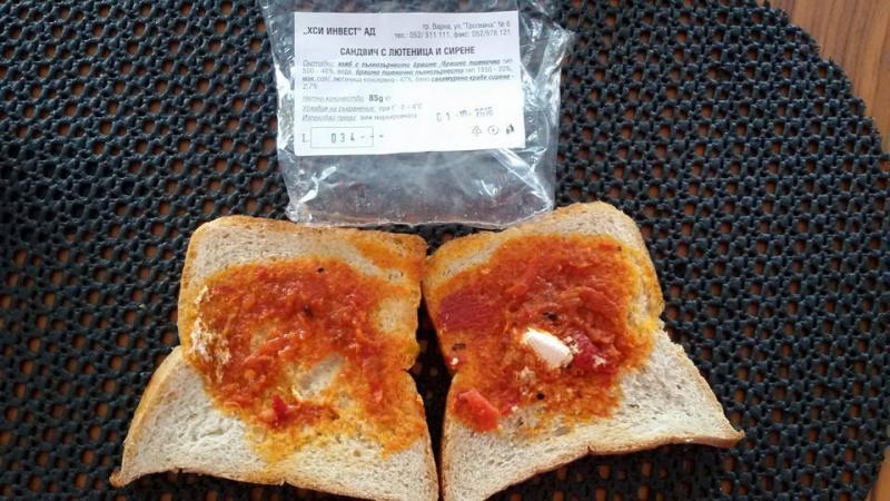Можете ли да повярвате!? Това е сандвич от безплатната закуска на учениците! (СНИМКИ)