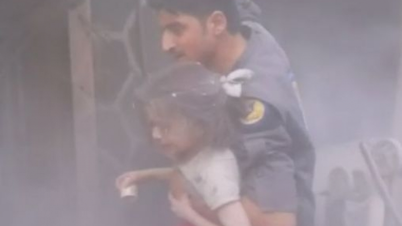Не е за хора със слаби сърца: Спасяването на деца от разрушена сграда в Сирия (ВИДЕО)