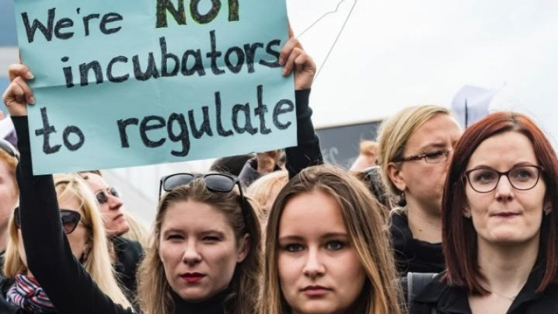 Хиляди жени протестираха в Полша срещу проект за пълна забрана на абортите